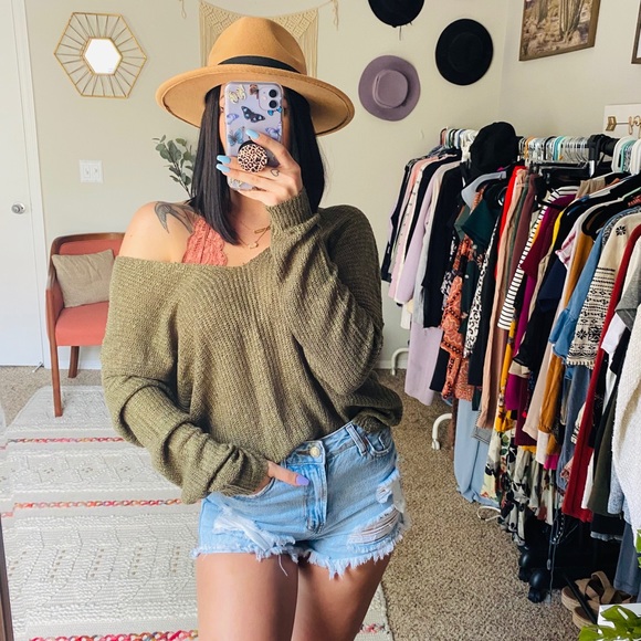 Moon & Madison Green Twist Back Oversized Sweater - Picture 6 of 7